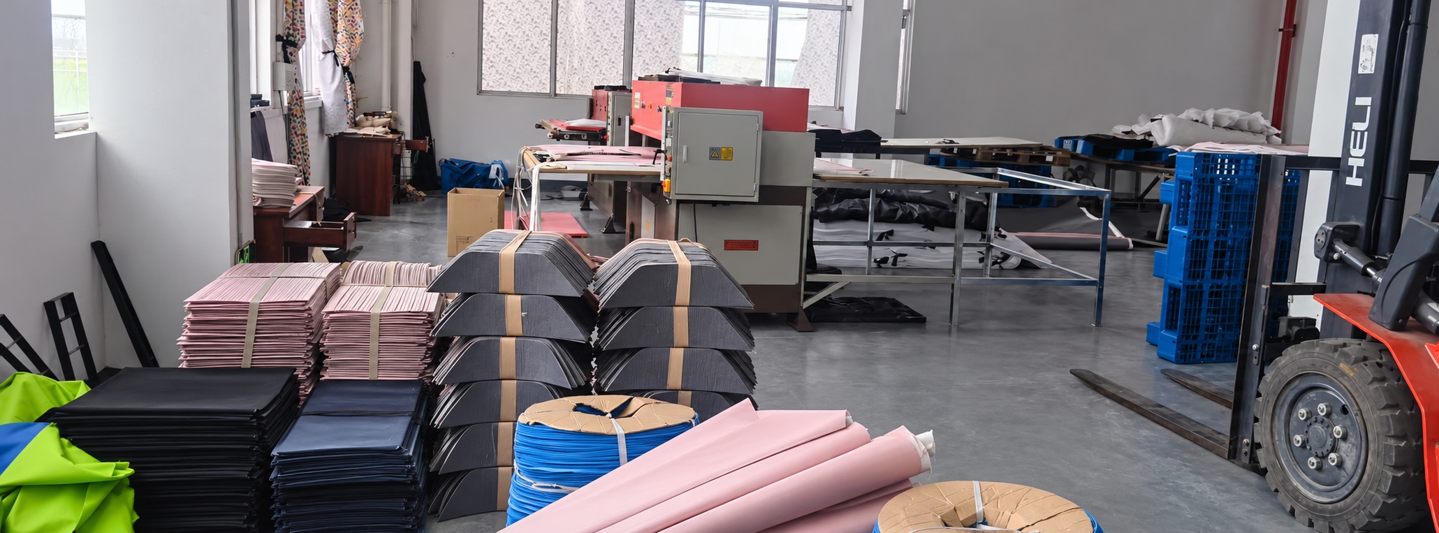 Mesa de trabajo con componentes